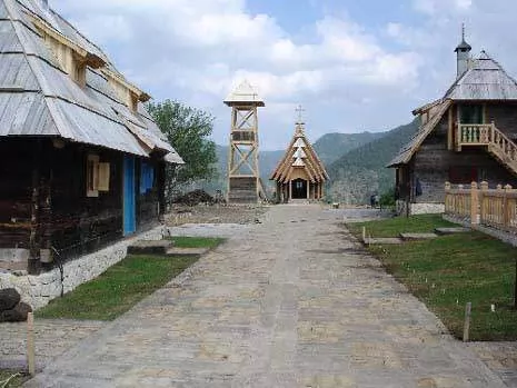 DRVENGRAD selo Mokra Gora